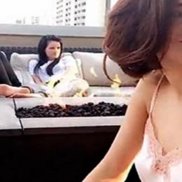 Selena Gomez publica fotos provocantes de camisola recebendo amigas