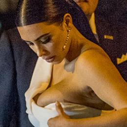 Kim Kardashian é traída pelo vestido e mostra demais em Roma