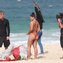 Juliana Paes mostra suas curvas e boa forma de maiô em gravação na praia