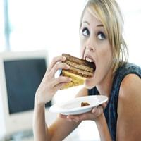 Mulher estressada tem mais vontade de comer doce, um estado de perigo.