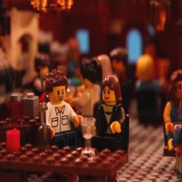 Britânico faz filme com peças de Lego para pedir namorada em casamento 