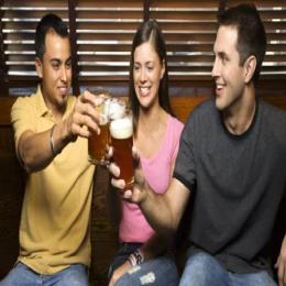 Pesquisa confirma: uma cerveja 'deixa as pessoas mais sociáveis' 
