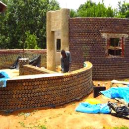 Nigerianos usam garrafas PET para construir casas à prova de balas 