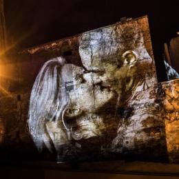 Artista projeta mais de 100 casais em momentos românticos em edificios de Paris