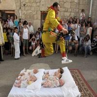 Conheça o festival em que homens vestidos de diabo saltam sobre bebês