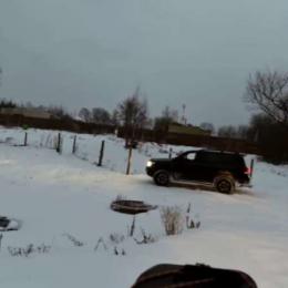 Russos resolveram dar cavalo de pau no gelo e o carro afundou