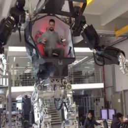 Empresa coreana mostra primeiros movimentos do robô gigante tripulável