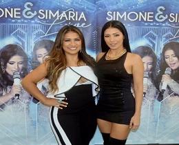 Com vestido curtíssimo, Simaria da dupla Simone e Simaria mostra no show
