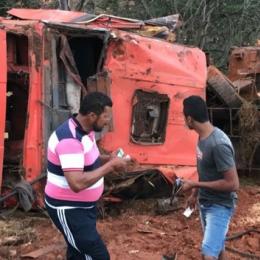 Motorista morre esmagado após carreta capotar em rodovia na Bahia