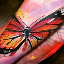 Artista pinta tatuagem que parece arte moderna