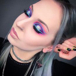 Trend alert: makeup neon