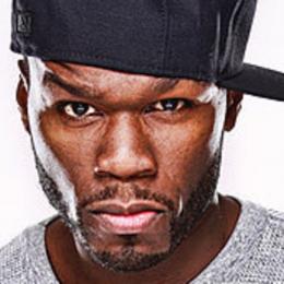 Rapper 50 Cent agride mulher durante show