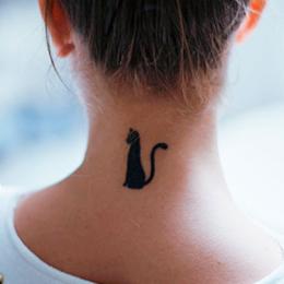 Para inspirar: tatuagem feminina e delicada na nuca 