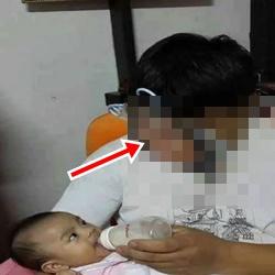 Pai dando mamadeira para filha