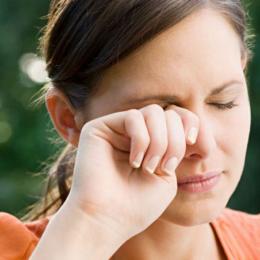 Coçar os olhos pode causar miopia e outros problemas irreversíveis na visão 