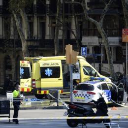 Van mata pedestres em Barcelona; polícia confirma ataque terrorista