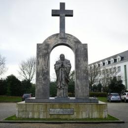 Estátua de João Paulo II cria discórdia em povoado francês