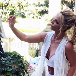 Britney Spears vende pintura em leilão beneficente por US$ 10 mil