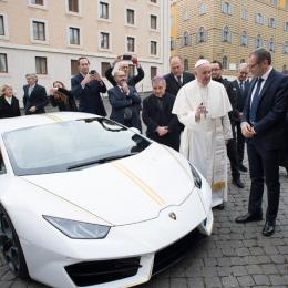 Papa ganha Lamborghini no Vaticano