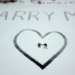 Homem desenha pedido de casamento em lago congelado nos EUA