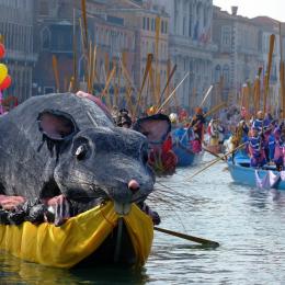 Carnaval em Veneza tem desfile de gôndolas decoradas