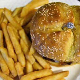 Restaurante oferece hambúrguer com anel de noivado no Dia dos Namorados nos EUA
