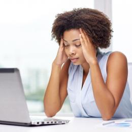 5 hábitos da vida moderna que provocam dor de cabeça e como evitá-los