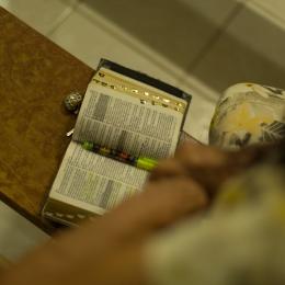 Deputados de SP aprovam projeto que diminui pena de presos que lerem a Bíblia