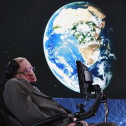 Mensagem de voz do astrofísico britânico Stephen Hawking é enviada ao espaço