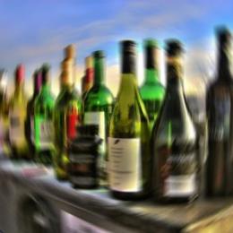 Por que o consumo de álcool causa visão turva?