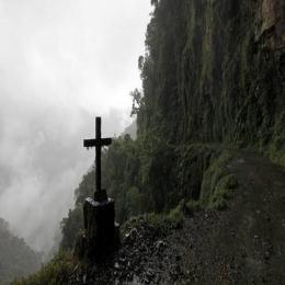 Na Bolívia, turistas descem de bicicleta a assustadora Estrada da Morte