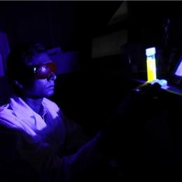 Luz azul de celulares e tablets mata células da retina