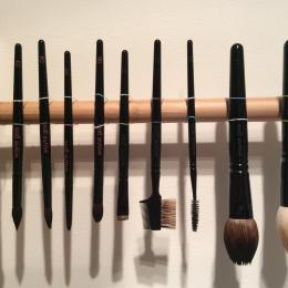 Como limpar seus pincéis de maquiagem (e quantas vezes você deve fazê-lo)