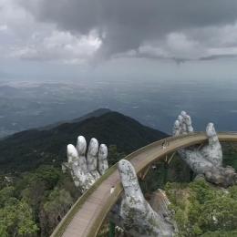 A incrível ponte sustentada por mãos gigantes