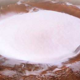 Mars Express fotografa cratera cheia de gelo em Marte