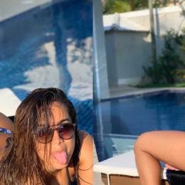 Anitta renova o bronze e exibe marquinha em piscina