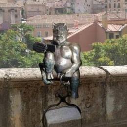 A estátua do diabo criticada em cidade da Espanha por ser 'alegre demais'