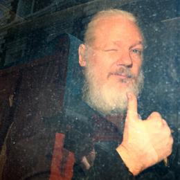 Julian Assange, fundador do WikiLeaks, é preso na embaixada do Equador em Londres