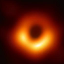 A primeira fotografia de sempre de um buraco negro
