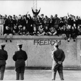 Qual é a história do muro de Berlim?