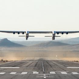 O maior avião do mundo voou no sábado pela primeira vez