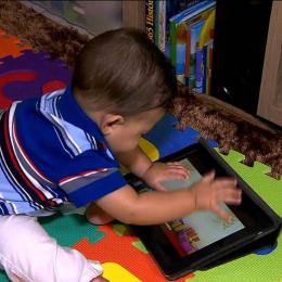 Menores de 5 anos devem ficar mais de uma hora por dia na frente de telas, diz OMS