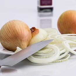 Como cortar cebola sem chorar: Conheça alguns truques!