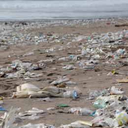 Os plásticos estão asfixiar os oceanos