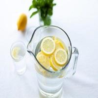 Beber água com limão ajuda a emagrecer? Deixa a pele mais bonita? Veja mitos e verdades