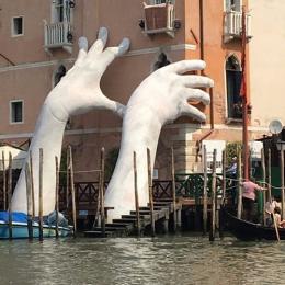 As mãos gigantes do Canal de Veneza