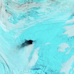 Mistério dos enormes buracos negros no gelo da Antártida é desvendado