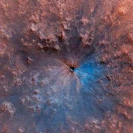 Nova cratera negra e azul de Marte deixa cientistas surpresos