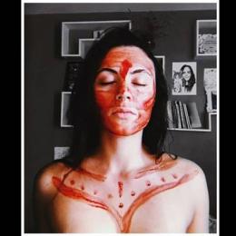 O ritual feminino que utiliza sangue de menstruação