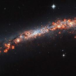 A galáxia espiral que parece reta